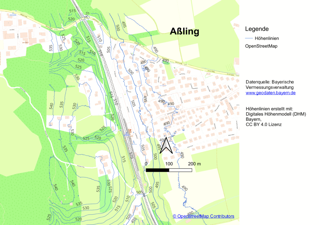 Höhenlinien in Aßling - je näher die Linien beeinander liegen, desto steiler ist das Gelände. Westlich vom Bahnhof befindet sich die steilste Stelle neben den Bahngleisen im gesamten Streckenabschnitt.